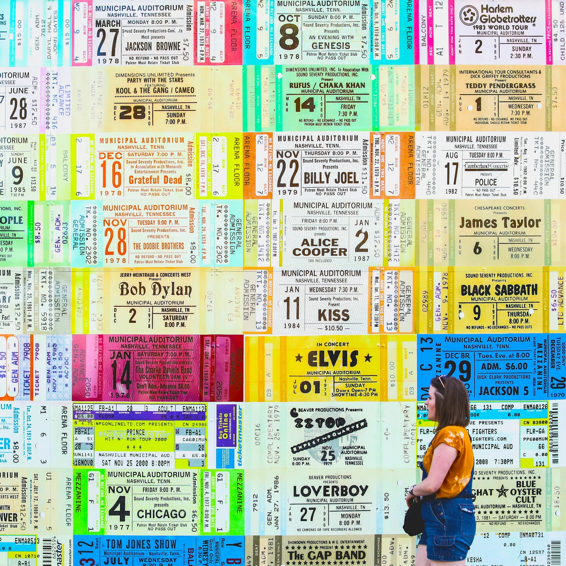 Eine Wand mit jahrzehntealten Konzertticket-Stubs aus dem Municipal Auditorium in Nashville