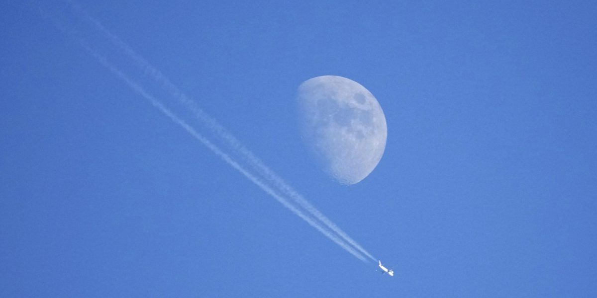 Flugsicherungsbildschirm mit Flugrouten über dem Nordatlantik