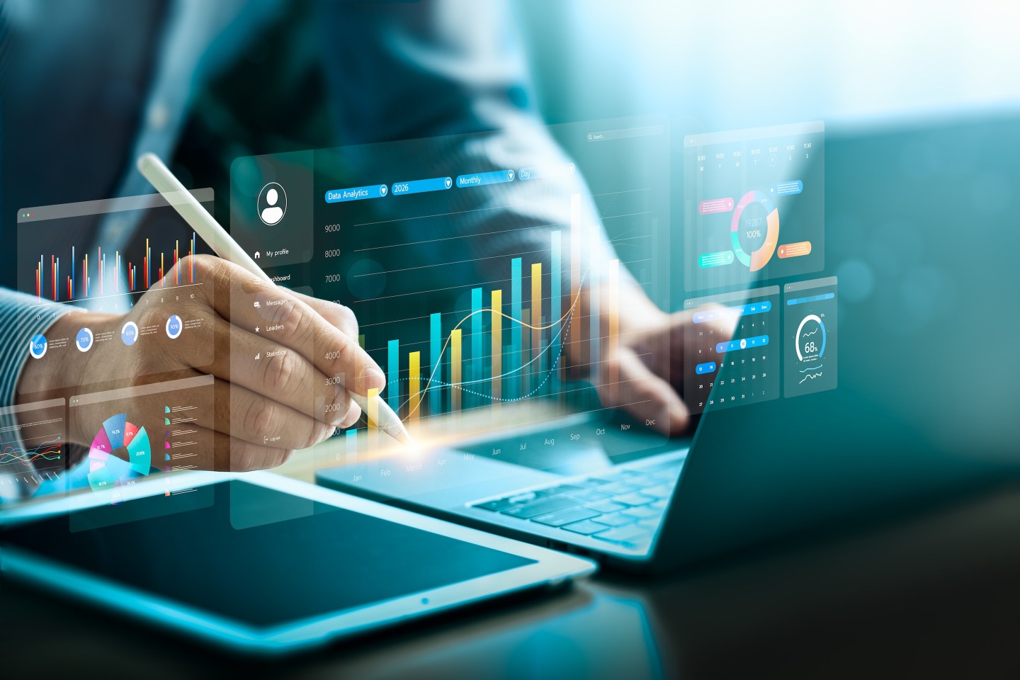Finanzfachleute analysieren Daten mit KI-Werkzeugen