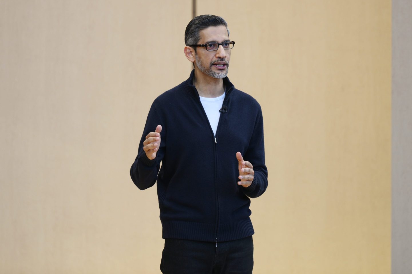 Google DeepMind Büro mit KI-Forschern, die an Computern arbeiten