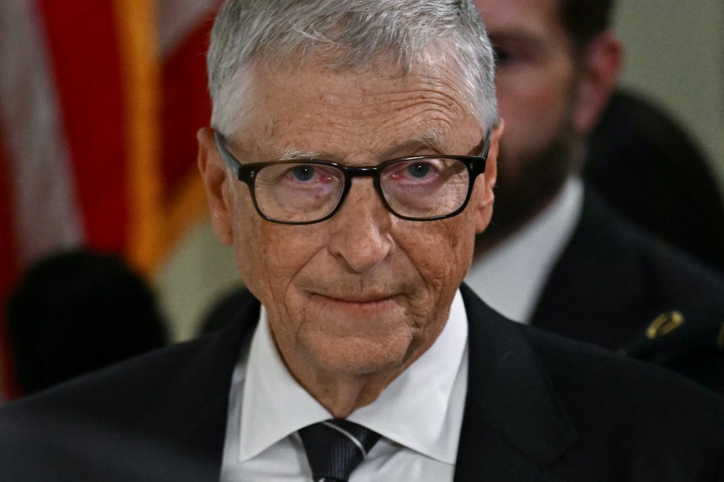 Bill Gates spricht auf einer Konferenz über künstliche Intelligenz