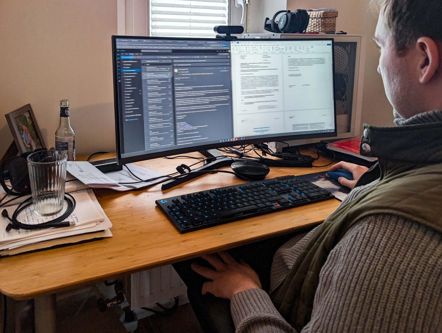 Bürotisch mit Laptop und KI-Symbolen, die Arbeitsautomatisierung symbolisieren