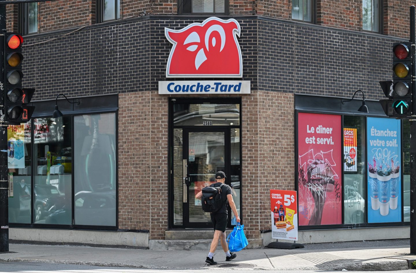Tankpumpen und Beschilderung eines Convenience-Stores an einem stark frequentierten Straßenstandort