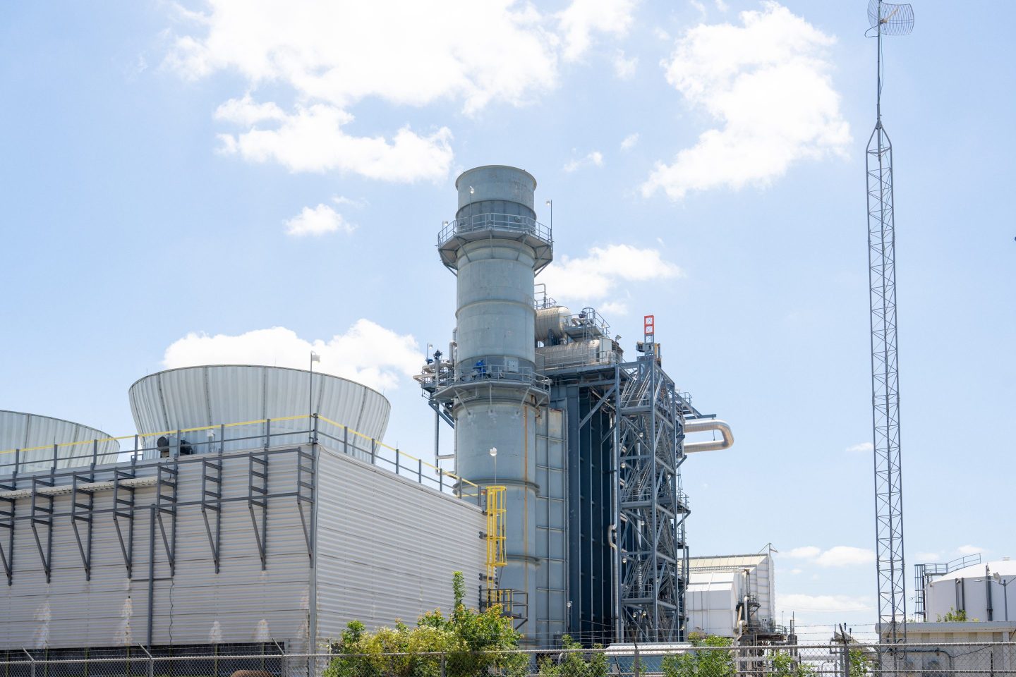 Industrielle Gaskraftanlage neben einem Rechenzentrumskomplex