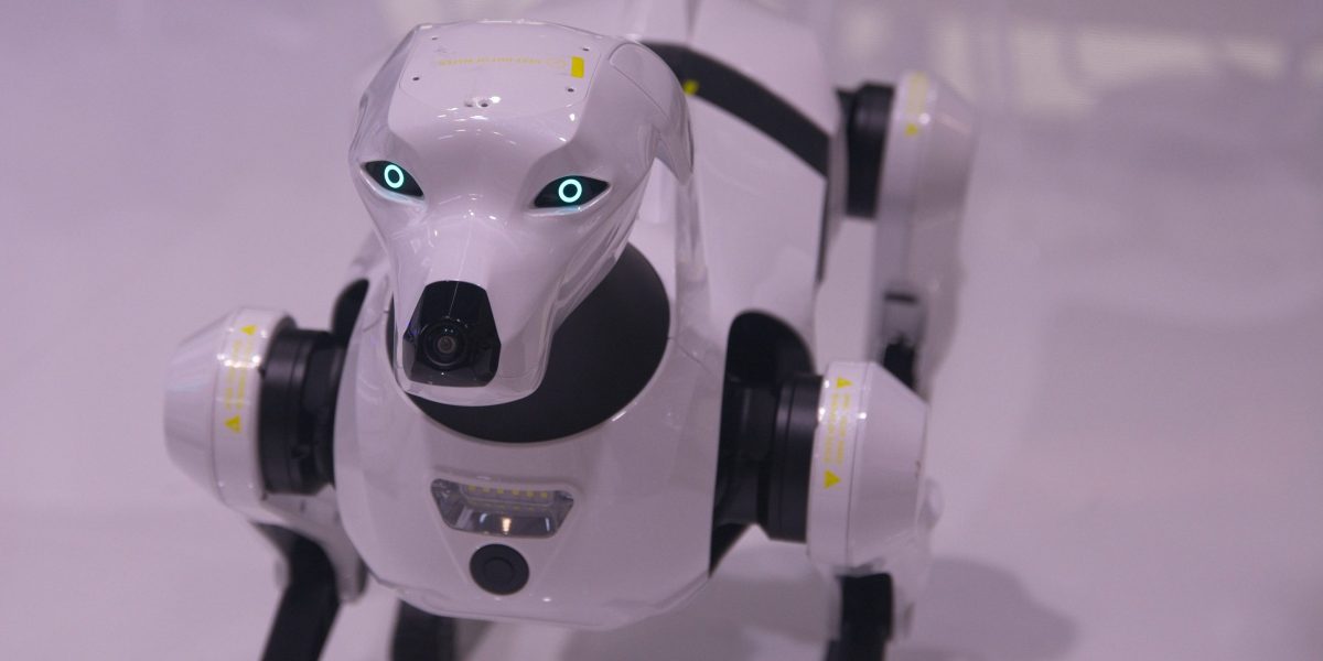 Ein robotischer vierbeiniger Fahrzeug auf einer Wüstenlandschaft