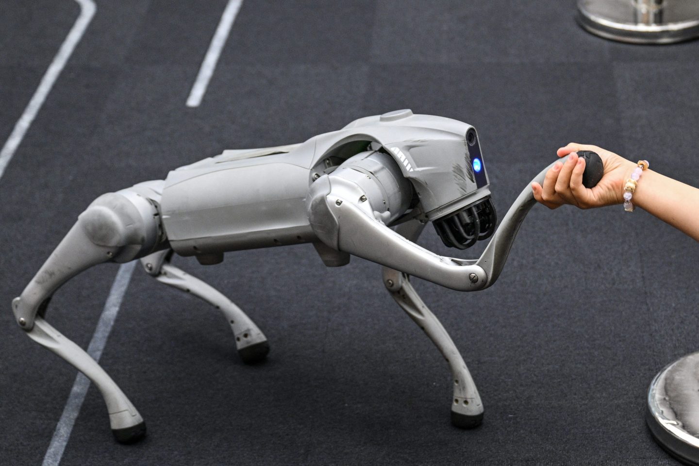 Humanoider Roboter von Unitree und Shein-Logo, die bevorstehende IPOs symbolisieren