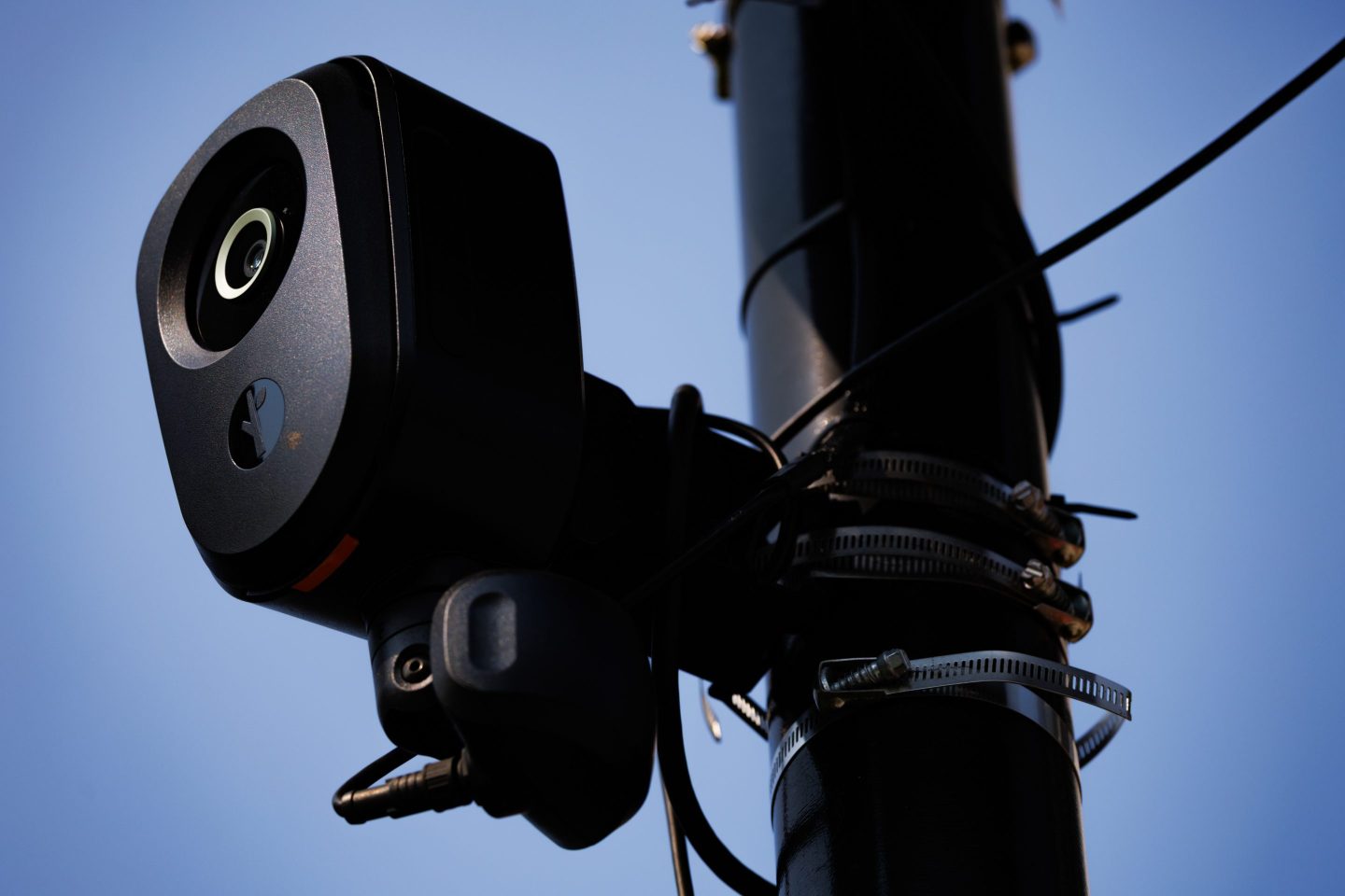 Solarbetriebene Kennzeichenkamera an einem Straßenpfosten montiert