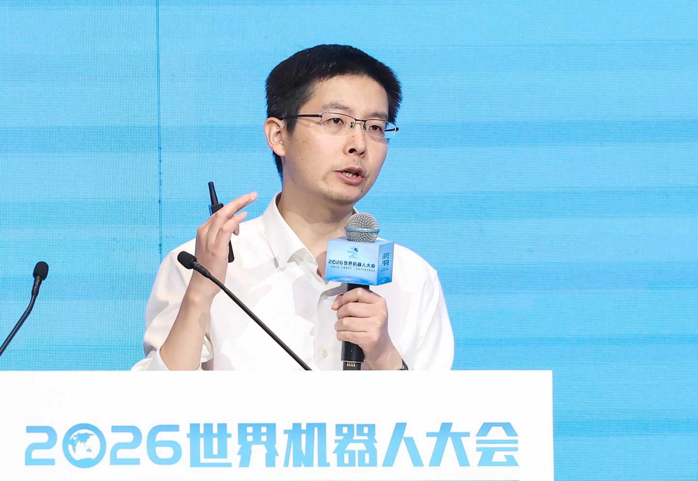 Humanoider Roboter, der bei Chinas Frühlingsfestgala einen Rückwärtssalto auf der Bühne ausführt