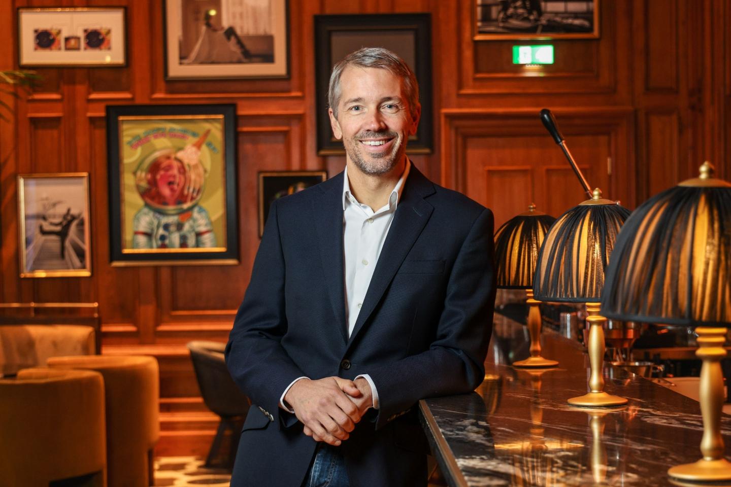 Richard Branson und Josh Bayliss am Hauptsitz der Virgin Group