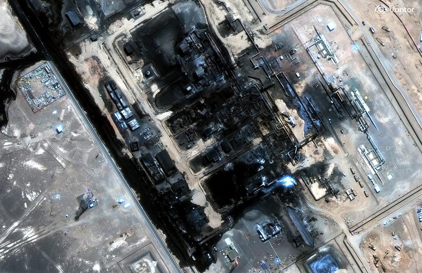 Luftaufnahme der Ost-West-Ölpipeline Saudi-Arabiens, die die Wüste durchquert