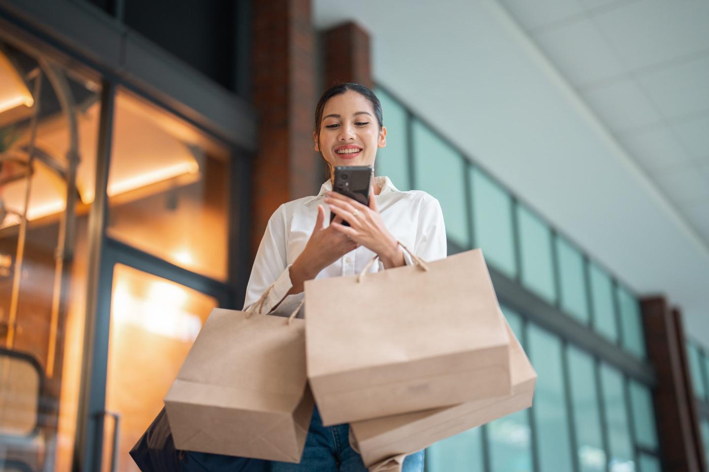 Illustration of a digital assistant helping a shopper on a smartphone