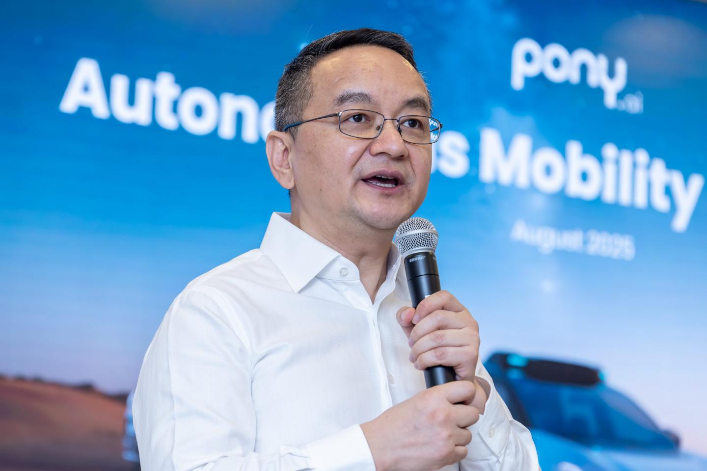 James Peng spricht beim Fortune Leaders Forum in Macau über Robotaxis