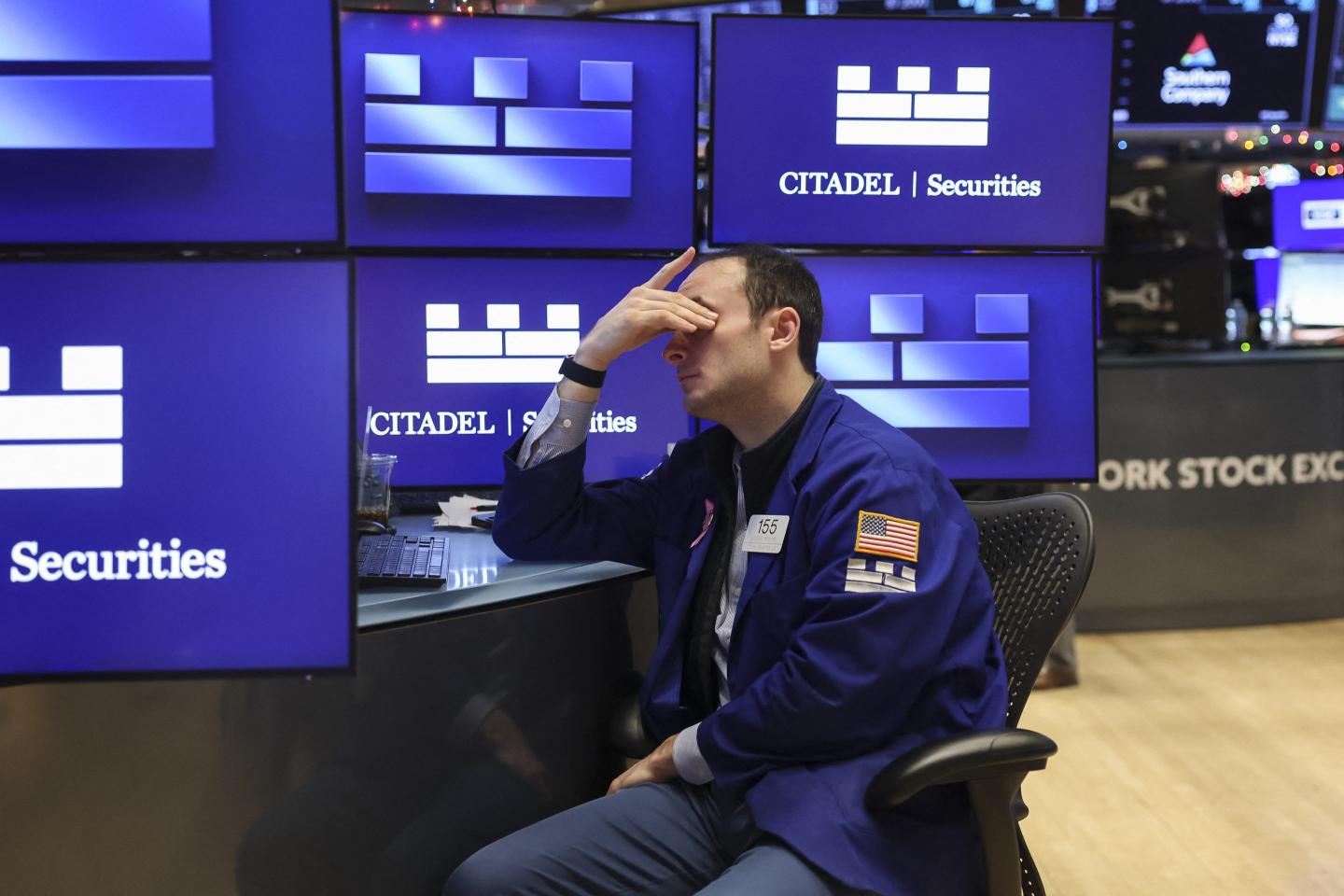 Graph showing S&P 500 projected decline amid AI bubble concerns