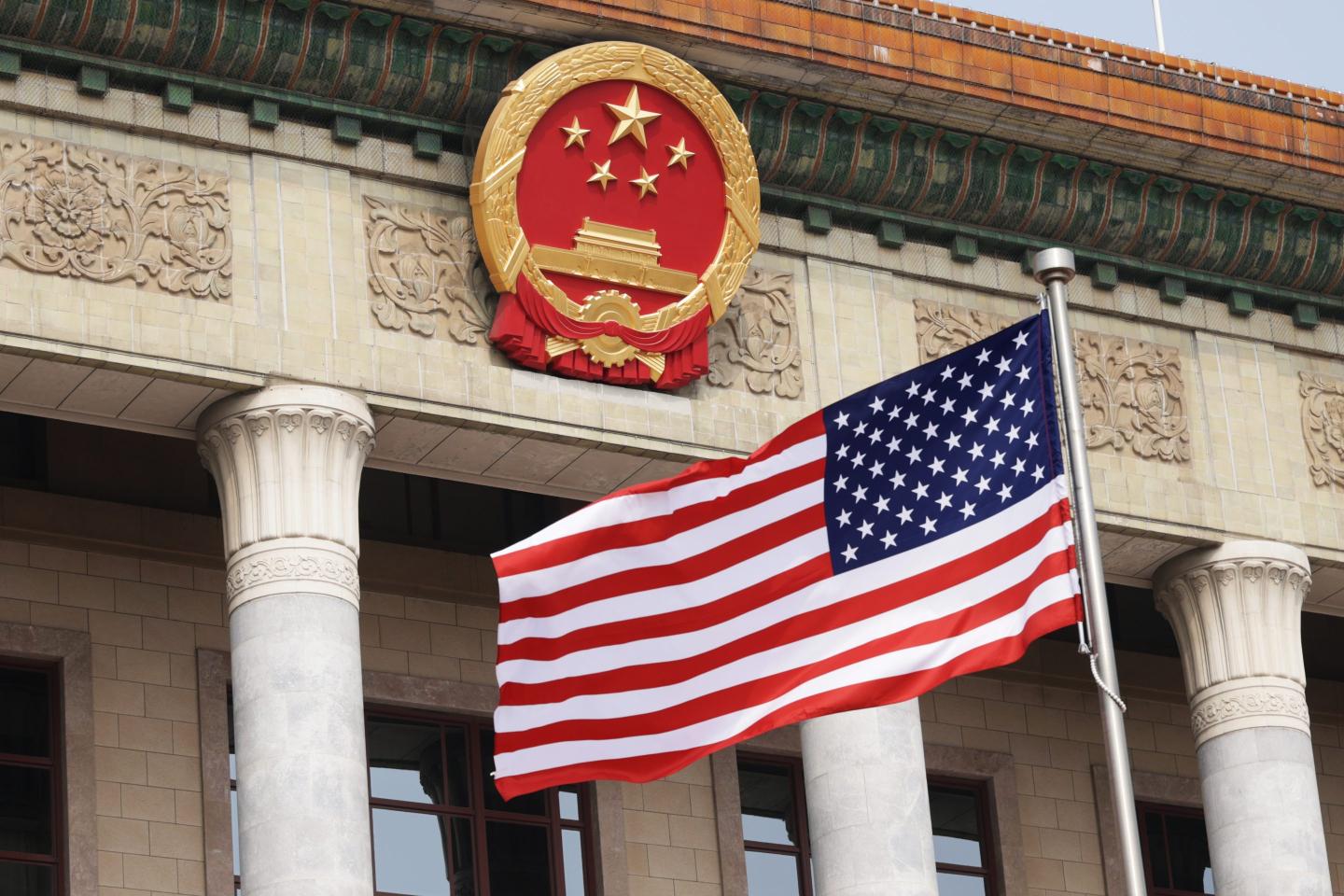 Diagramm, das den Effizienzvergleich von KI-Modellen zwischen chinesischen und US-Laboren zeigt