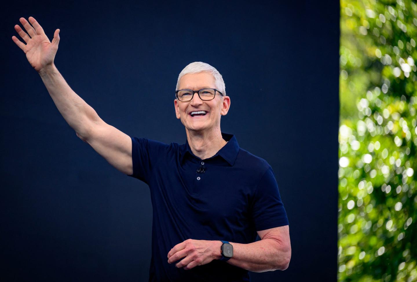 Tim Cook liest frühmorgens E-Mails auf einem Laptop
