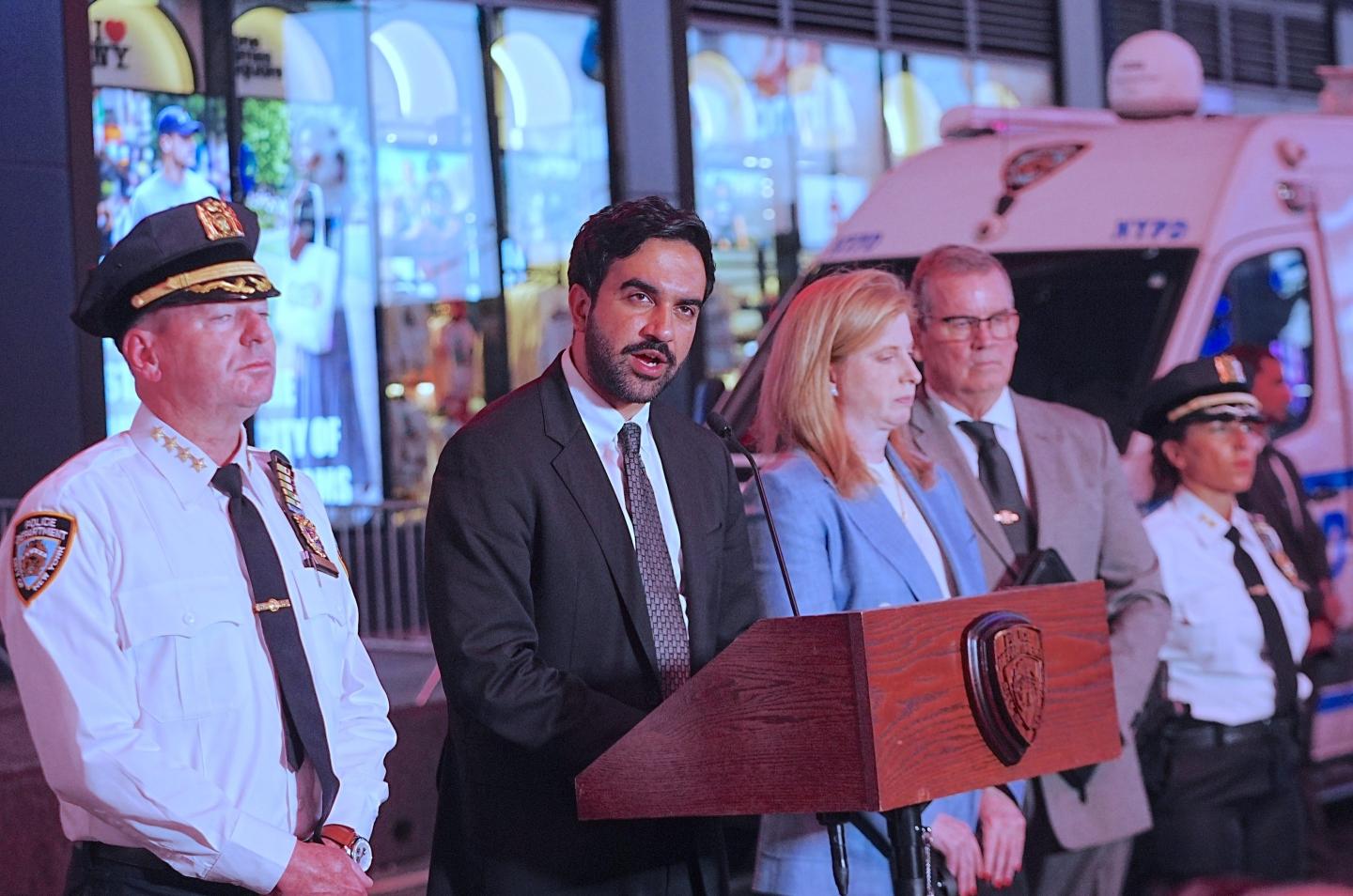 Absperrband und Einsatzlichter am Times Square nach Messerattacke