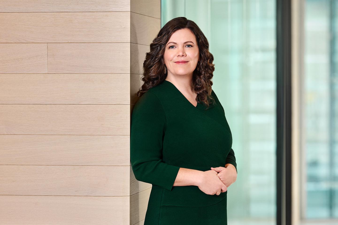 Jessica Fischer spricht bei einer Unternehmensveranstaltung