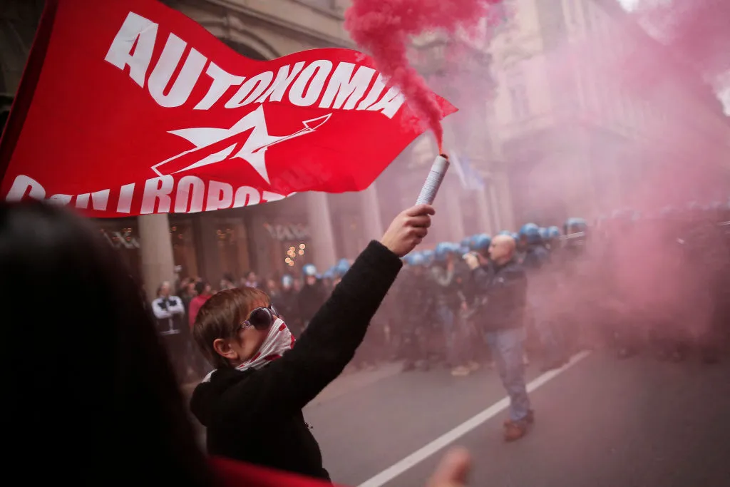 Polizeiwagen vor dem sozialen Zentrum Askatasuna in Vanchiglia, Turin