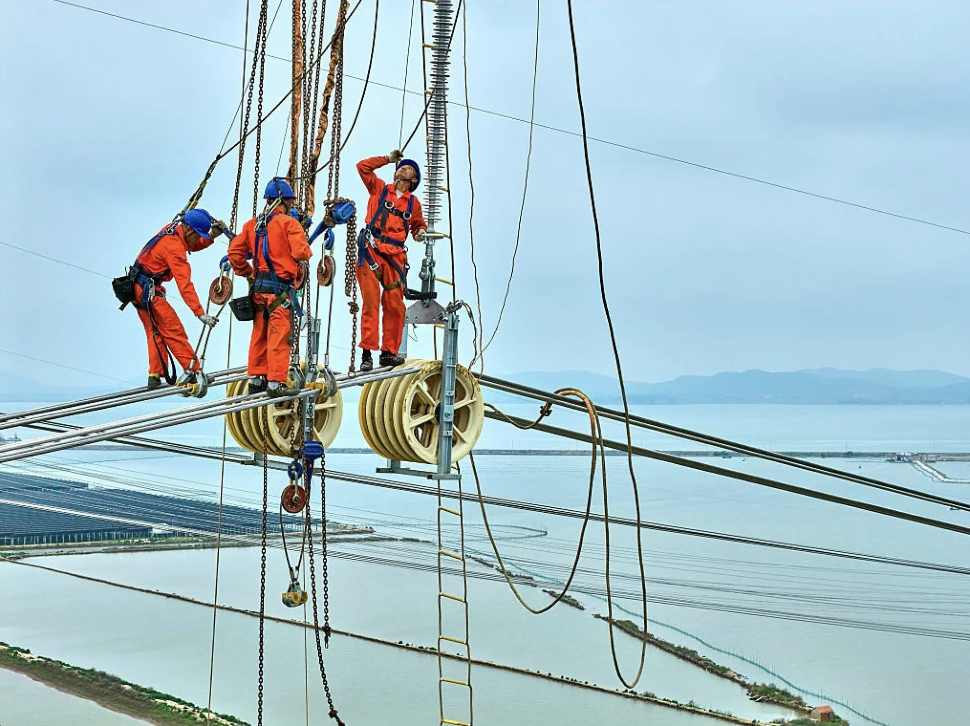 British left-wing activists discussing China's development model